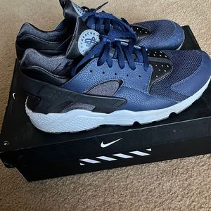 I’m selling these blue huaraches second hand